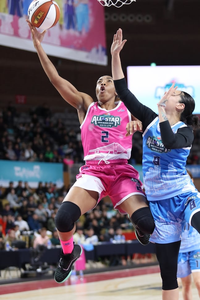 더블더블로 펄펄난 쏜튼(왼쪽). /사진=WKBL 제공