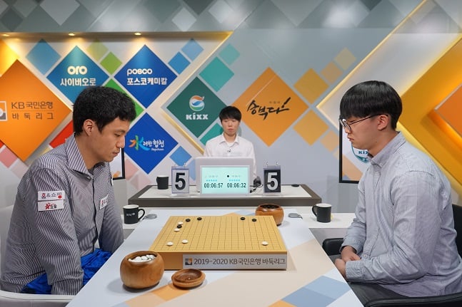 박현수(오른쪽) 3단과 이영구 9단의 대국 모습. /사진=한국기원