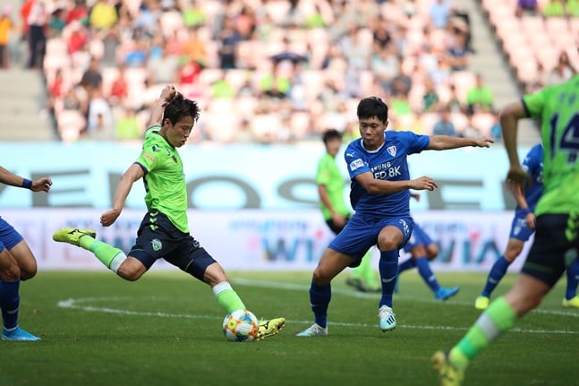 전북(연두색 유니폼)-수원의 경기 모습. /사진=한국프로축구연맹