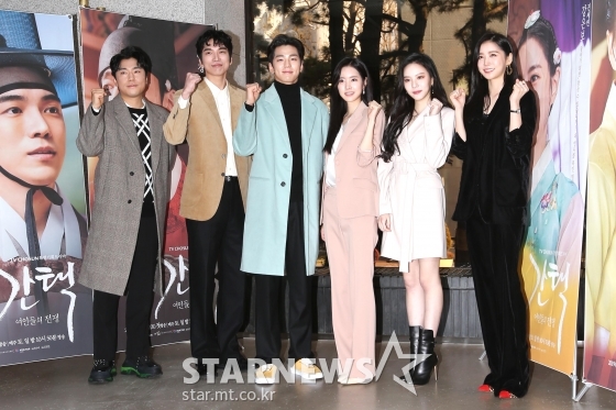 배우 이시언, 도상우, 김민교, 진세연, 이열음, 이화겸(왼쪽부터)가 14일 오후 서울 중구 조선일보 미술관 미디어카페 JOY에서 진행된 TV조선 토일드라마 '간택-여인들의 전쟁' 기자간담회에 포즈를 취하고 있다. / 사진=강민석 기자 msphoto94@