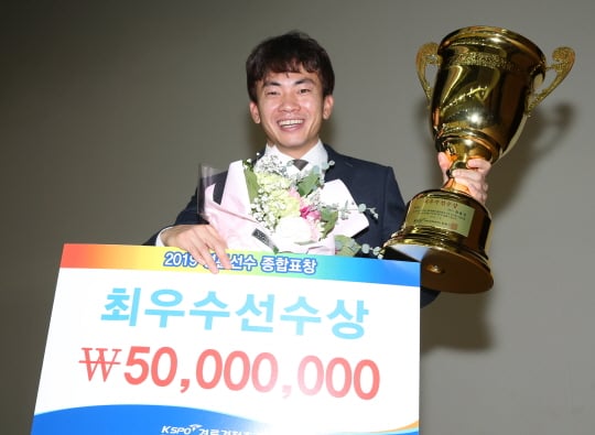 최우수선수상을 받은 정종진이 환한 미소를 짓고 있다./사진제공=국민체육진흥공단