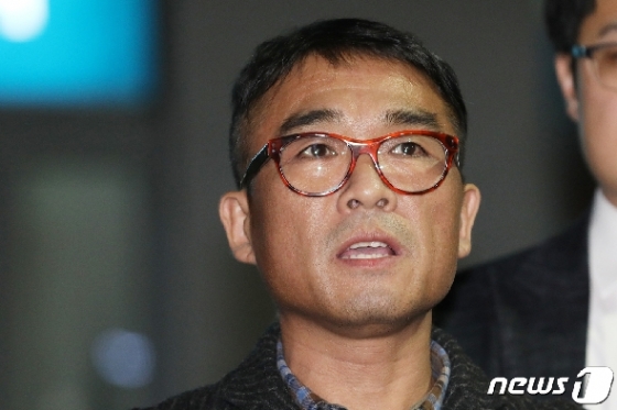 유흥업소 성폭행 혐의를 받고 있는 가수 김건모가 지난 15일 오후 서울 강남경찰서에서 피고소인 조사를 마치고 입장을 발표하고 있다. /사진=뉴스1