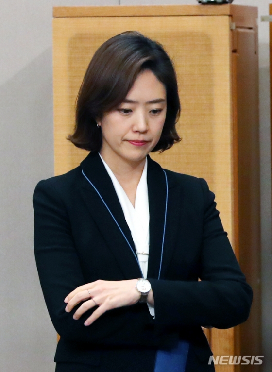21대 총선에 출마를 위해 사표를 제출한 것으로 알려진 고민정 청와대 대변인이 15일 청와대 춘추관에서 출입기자단에게 마지막 인사를 마친 뒤 생각에 잠겨 있다. /사진제공=뉴시스