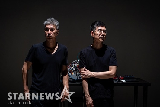 17일부터 전시회를 여는 글로벌 미디어 아티스트 그룹 태싯그룹 멤버 가재발(왼쪽)과 장재호