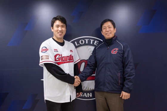 전준우(왼쪽)가 FA 계약 후 이석환 롯데 대표이사와 악수를 하고 있다.  /사진=롯데 자이언츠