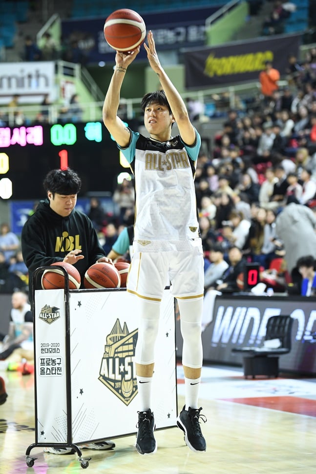 올스타전 3점슛 콘테스트 우승을 차지한 최준용. /사진=KBL 제공