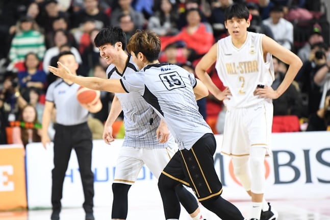 먼저 심판으로 나선 김시래을 밖으로 보내고 있는 허훈. /사진=KBL 제공