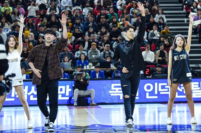 멋진 공연을 선보인 전자랜드 김낙현(왼쪽)과 SK 김선형. /사진=KBL 제공