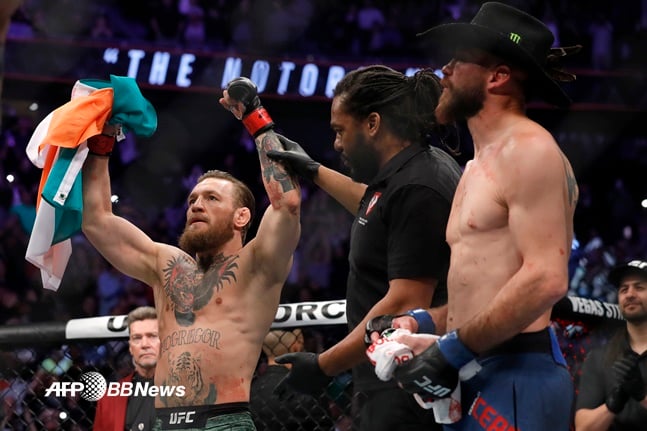 맥그리거(좌)가 19일 UFC 복귀전 승리 후 기뻐하고 있다. /AFPBBNews=뉴스1