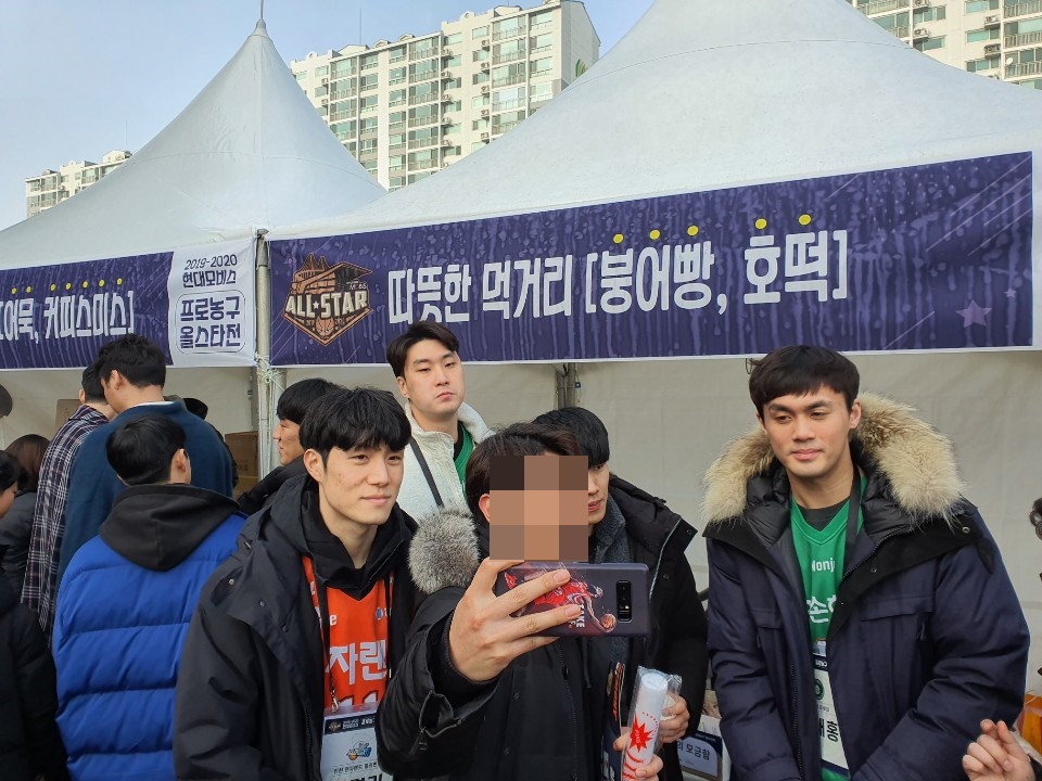팬과 사진 찍는 KBL 선수들. /사진=이원희 기자