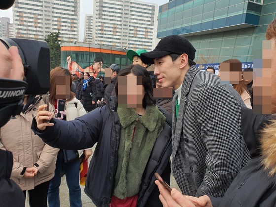 팬과 사진 찍는 두경민(초록색 유니폼). /사진=이원희 기자