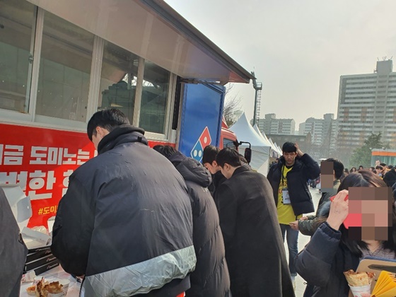피자를 나눠주고 있는 KBL 선수들. /사진=이원희 기자