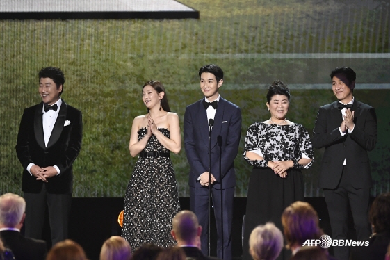송강호, 박소담, 최우식, 이정은, 이선균 등이 미국배우조합시상식에 참석해 박수갈채를 받고 있다./AFPBBNews=뉴스1