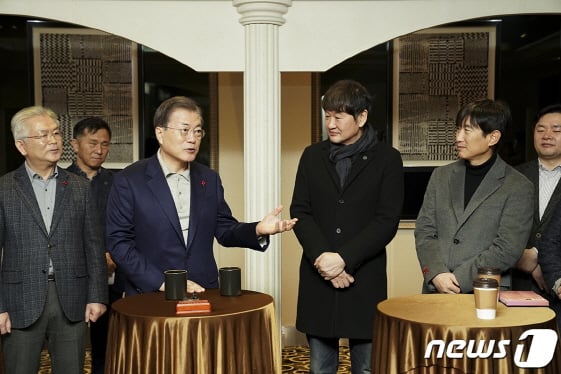 문재인 대통령이 19일 오전 서울 중구 롯데시네마 에비뉴엘에서 영화 '천문' 관람에 앞서 허진호 감독(오른쪽 두번째), 배우 김원해(오른쪽) 등 관계자와 환담하고 있다. (청와대 제공)/사진=뉴스1