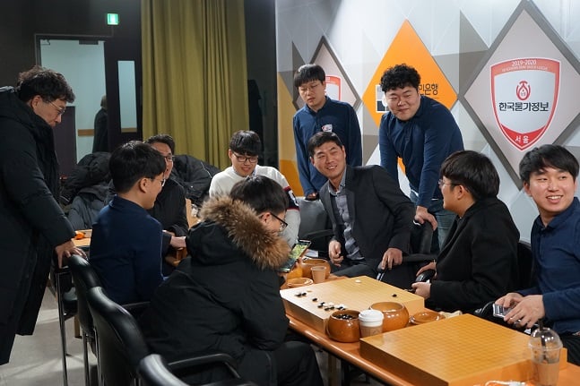 한국물가정보 선수단이 23일 정규리그 우승을 확정하고 기뻐하고 있다. /사진=한국기원