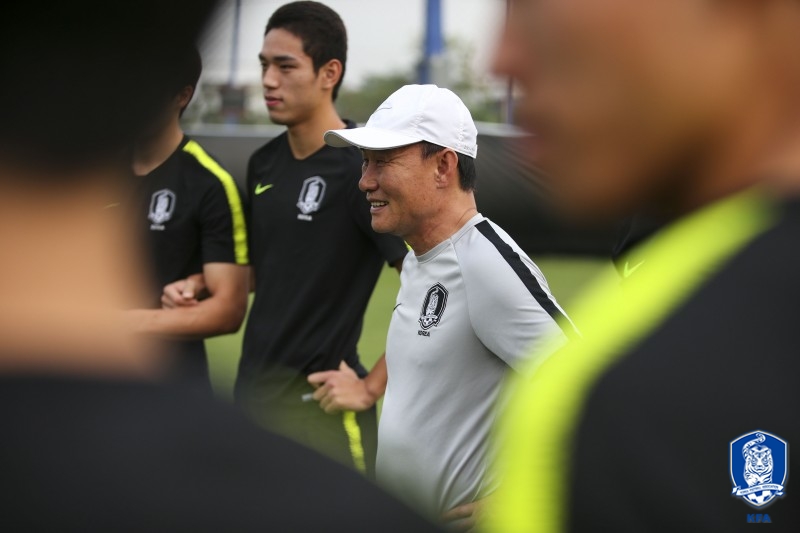김학범 감독(오른쪽). /사진=대한축구협회 제공