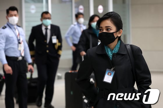 우한폐렴(신종 코로나바이러스 감염증) 확진자가 아시아를 넘어 유럽, 미주 등 전 세계로 확산되고 있는 가운데 지난 28일 인천국제공항에서 승무원들이 마스크를 쓰고 발걸음을 옮기고 있다. /사진제공=뉴스1
