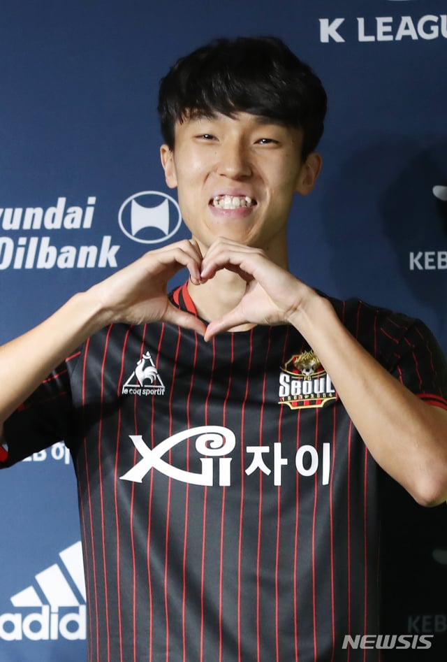 2020 AFC U-23에서 우승한 대한민국 U-23 대표팀 소속 K리거 김진야(FC 서울)가 30일 오후 서울 종로구 신문로 축구회관에서 열린 복귀 미디어데이에서 포즈를 취하고 있다. /사진=뉴시스