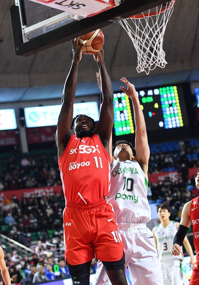 골밑을 지켜낸 SK 자밀 워니(왼쪽). /사진=KBL 제공