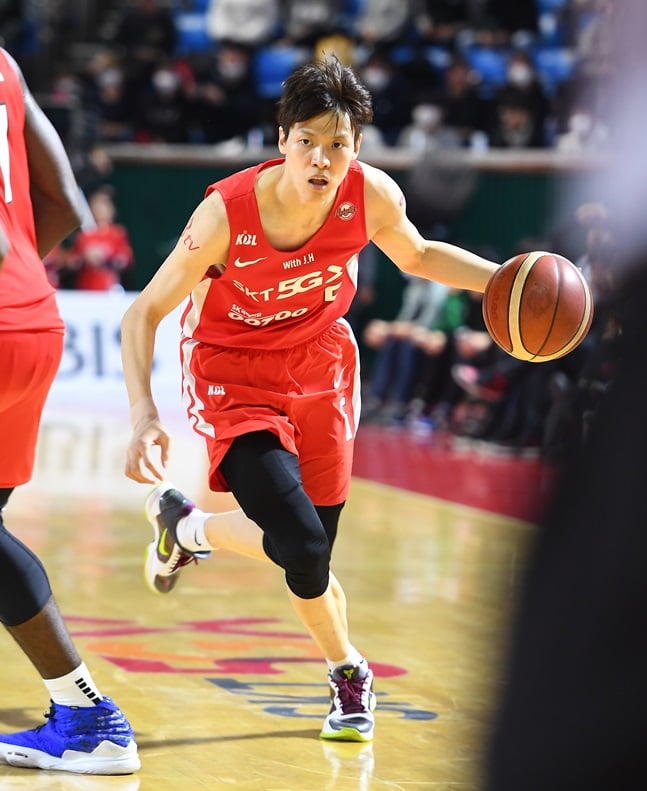 SK의 특유의 빠른 농구를 주도하며 승리를 이끈 김선형. /사진=KBL 제공