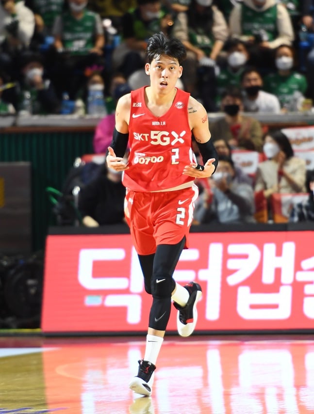 안팎에서 맹활약하며 팀 승리를 이끈 SK 최준용. /사진=KBL 제공