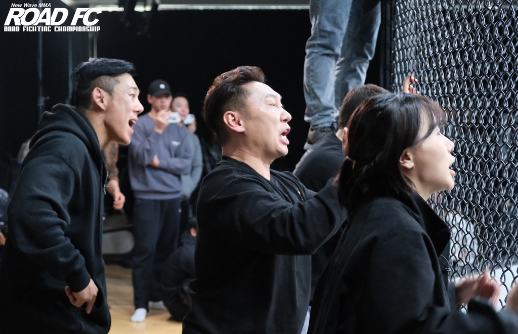 (왼쪽부터) 이재선 감독, 이승윤, 이수연. /사진=로드FC 제공