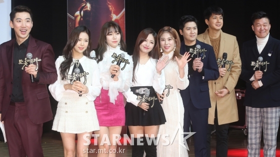 개그맨 권영기, 가수 강예슬, 김희진, 정다경, 김소유, 홍경민, 배우 김승현, 배우 겸 기획자 홍록기(왼쪽부터)가 5일 오후 서울 강남구 청담동 일지아트홀에서 열린 뮤지컬 '트롯연가' 제작발표회에서 포즈를 취하고 있다. / 사진=강민석 기자 msphoto94@