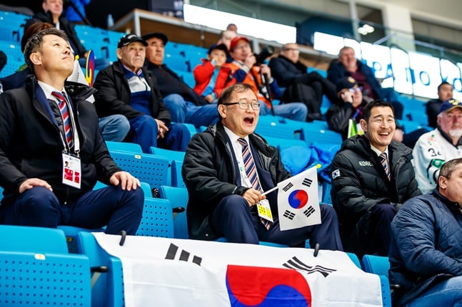 정동원 대한아이스하키협회장(가운데). /사진=대한아이스하키협회 제공