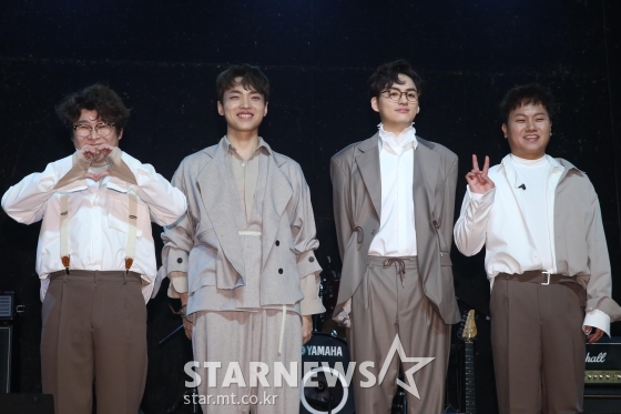 그룹 하이브로 윤장현, 동하, 슬로우 폴, 배상재(왼쪽부터)가 6일 오전 서울 마포구 하나투어 브이홀에서 열린 새 미니앨범 'GOOD MORNING'(굿모닝) 발매 기념 쇼케이스에서 포즈를 취하고 있다. / 사진=강민석 기자 msphoto94@