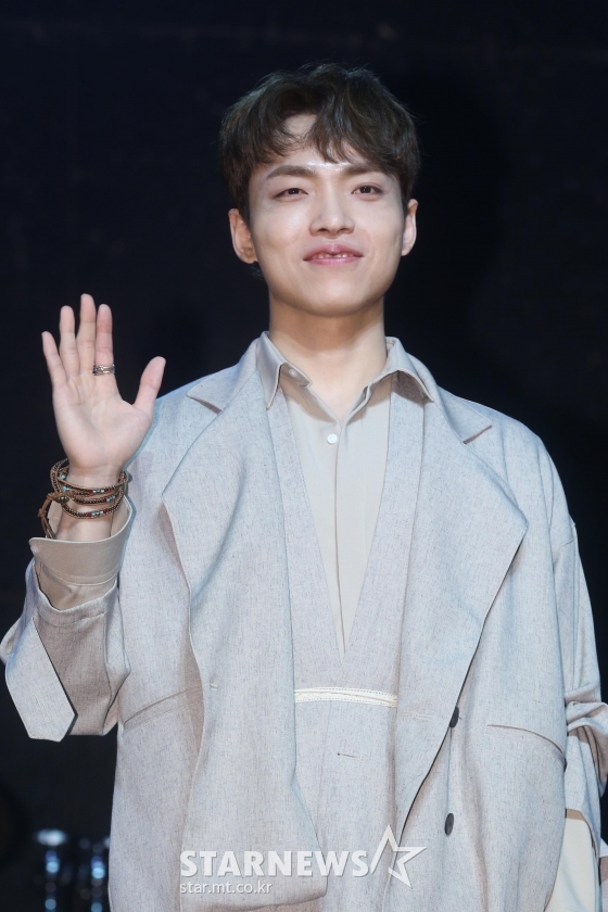 그룹 하이브로 동하가 6일 오전 서울 마포구 하나투어 브이홀에서 열린 새 미니앨범 'GOOD MORNING'(굿모닝) 발매 기념 쇼케이스에서 포즈를 취하고 있다. / 사진=강민석 기자 msphoto94@