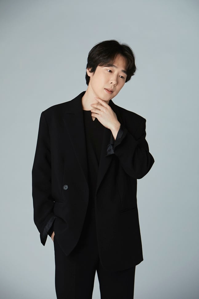 6일 전자랜드-삼성전에서 시투와 공연을 진행하는 가수 한승희. /사진=인천 전자랜드 제공