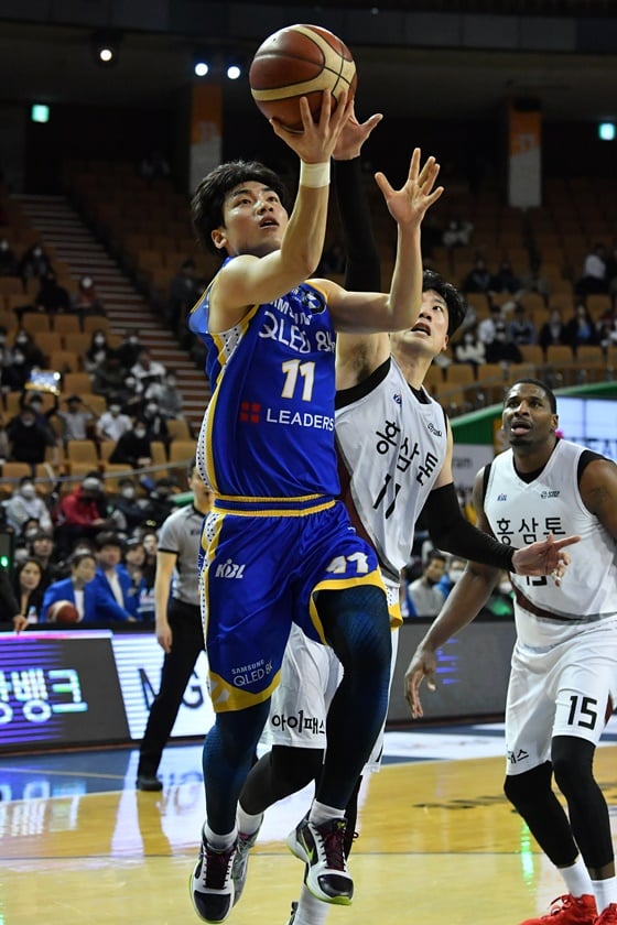 천기범(파란색 유니폼). /사진=KBL