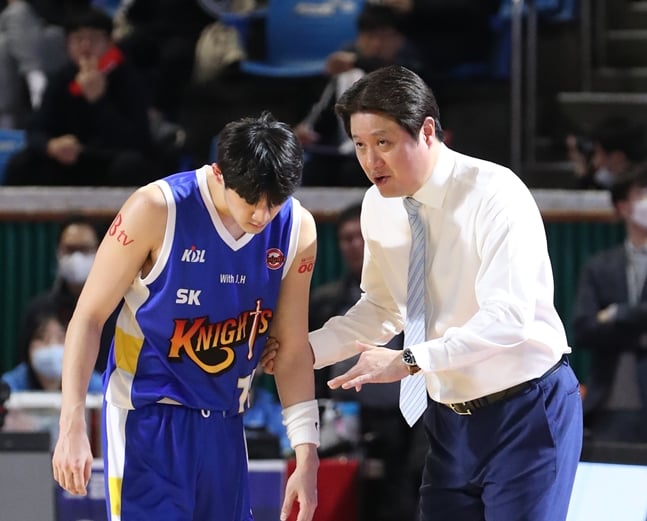 9일 삼성전서 최성원(왼쪽)에게 작전 지시를 하고 있는 문경은 감독. /사진=KBL 제공
