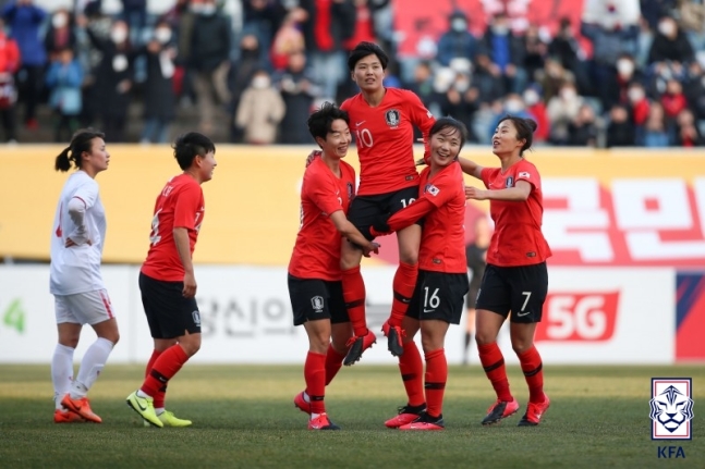 지소연(오른쪽에서 세 번째)이 3-0을 만드는 쐐기골을 터트린 뒤 동료들로부터 축하 인사를 받고 있다. /사진=대한축구협회