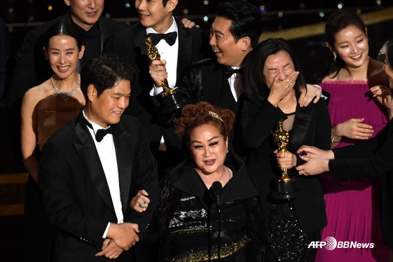 '기생충'이 한국영화 사상 최초로 미국 아카데미 시상식에서 작품상을 수상하자 이미경 CJ그룹 부회장이 소감을 밝히고 있다. /AFPBBNews=뉴스1