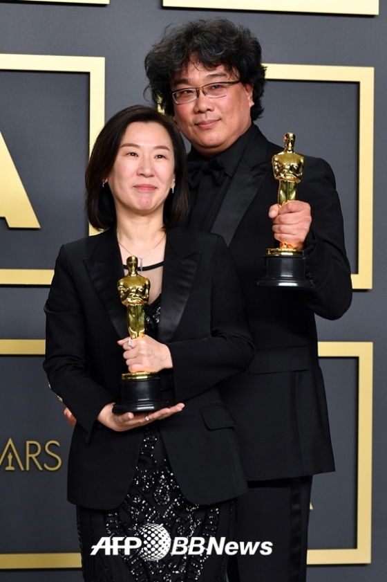 제92회 아카데미 작품상 수상자인 봉준호 감독과 곽신애 바른손이앤에이 대표./AFPBBNews=뉴스1