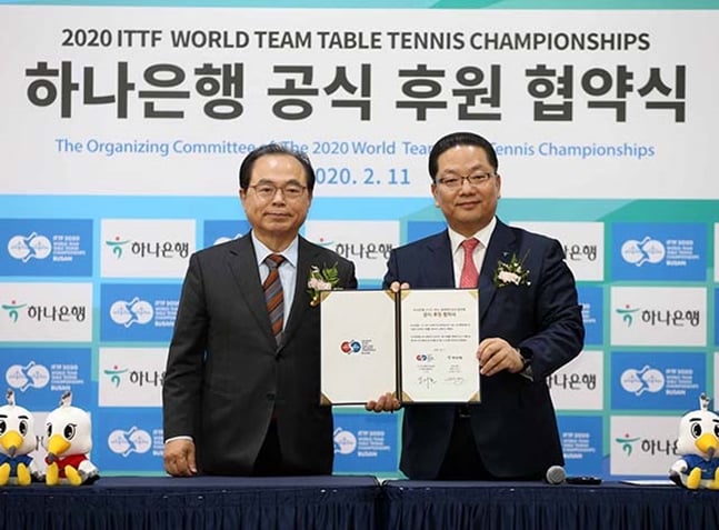 오거돈 부산 시장(왼쪽)과 이호성 하나은행 부행장이 협약식을 체결하고 있다./사진=월간탁구 안성호 기자