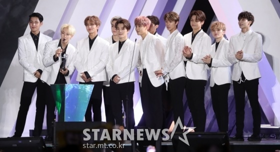 2019 아시아 아티스트 어워즈에서 대상을 수상한 그룹 세븐틴 / 사진=김휘선 기자
