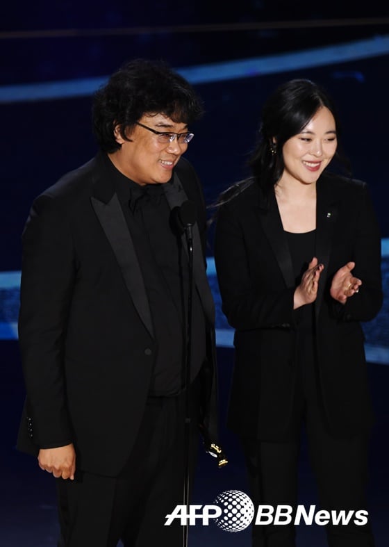 샤론 최(오른쪽), 봉준호 감독 /AFPBBNews=뉴스1