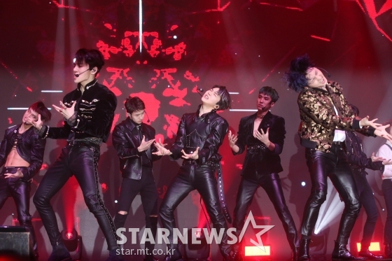 그룹 펜타곤이 12일 오후 서울 광장동 예스24 라이브홀에서 열린 첫 정규앨범 유니버스 : 더 블랙 홀(UNIVERSE : THE BLACK HALL) 발매기념 쇼케이스에서 멋진 무대를 선보이고 있다. / 사진=강민석 기자 msphoto94@