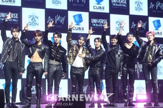 그룹 펜타곤이 12일 오후 서울 광장동 예스24 라이브홀에서 열린 첫 정규앨범 유니버스 : 더 블랙 홀(UNIVERSE : THE BLACK HALL) 발매기념 쇼케이스에서 포즈를 취하고 있다. / 사진=강민석 기자 msphoto94@