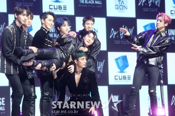 그룹 펜타곤이 12일 오후 서울 광장동 예스24 라이브홀에서 열린 첫 정규앨범 유니버스 : 더 블랙 홀(UNIVERSE : THE BLACK HALL) 발매기념 쇼케이스에서 포즈를 취하고 있다. / 사진=강민석 기자 msphoto94@