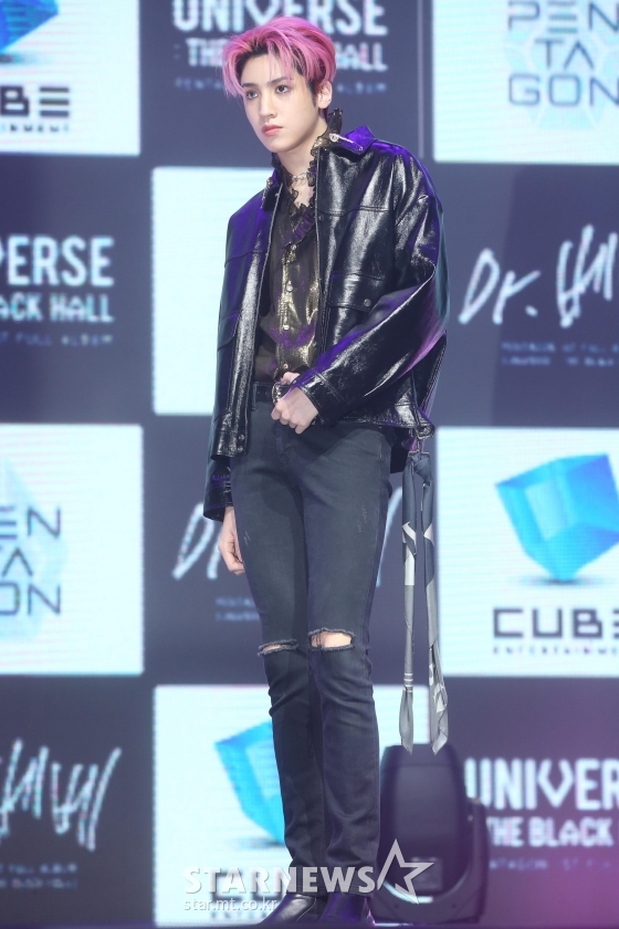 그룹 펜타곤 우석이 12일 오후 서울 광장동 예스24 라이브홀에서 열린 첫 정규앨범 유니버스 : 더 블랙 홀(UNIVERSE : THE BLACK HALL) 발매기념 쇼케이스에서 포즈를 취하고 있다. / 사진=강민석 기자 msphoto94@
