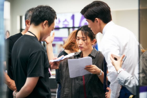 연출 의도를 전하는 장유정 감독. '정직한 후보' 스틸.