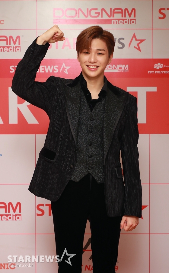 가수 강다니엘이 지난 2019년 11월 26일(현지시간) 베트남 하노이 미딩 국립경기장에서 스타뉴스 주최로 열린 '2019 아시아 아티스트 어워즈 인 베트남'(2019 Asia Artist Awards in Vietnam)에 참석해 베스트 이모티브 가수상을 수상한 뒤 기념촬영을 하고 있다. /사지=이동훈 기자