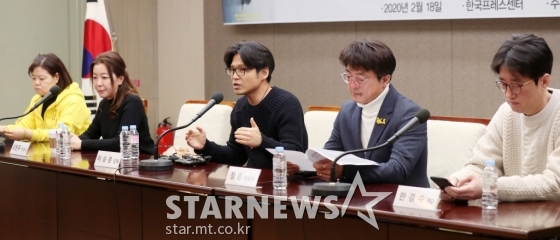 18일 서울 프레스센터에서 열린 '부재의 기억' 귀국 기자간담회에 참석한 김미나, 오현주, 이승준 감독, 장훈 4·16세월호참사가족협의회 운영위원장, 한경수PD. '부재의 기억'은 제92회 아카데미 시상식에 한국 다큐멘터리 사상 처음으로 노미네이트돼 이승준 감독과 세월호 유족인 단원고 2학년 8반 장준형군 어머니 오현주씨와 2학년 5반 김건우군 어머니 김미나씨, 감병석 프로듀서 등이 레드카펫에 올랐다. 두 어머니는 이날 시상식에 검은 색 드레스를 입고 아이들의 명찰을 매고 레드카펫에 섰다./사진=김휘선 기자
