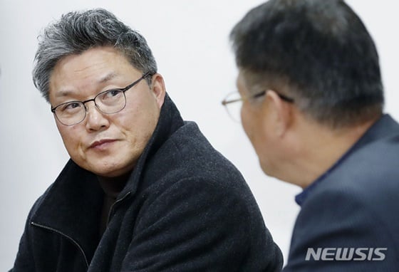 추일승 경기력향상위원장과 얘기를 나누는 이문규 감독(왼쪽). /사진=뉴시스