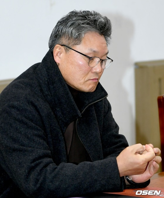 18일 경기력향상위원회 회의에 참석한 이문규 감독. /사진=OSEN