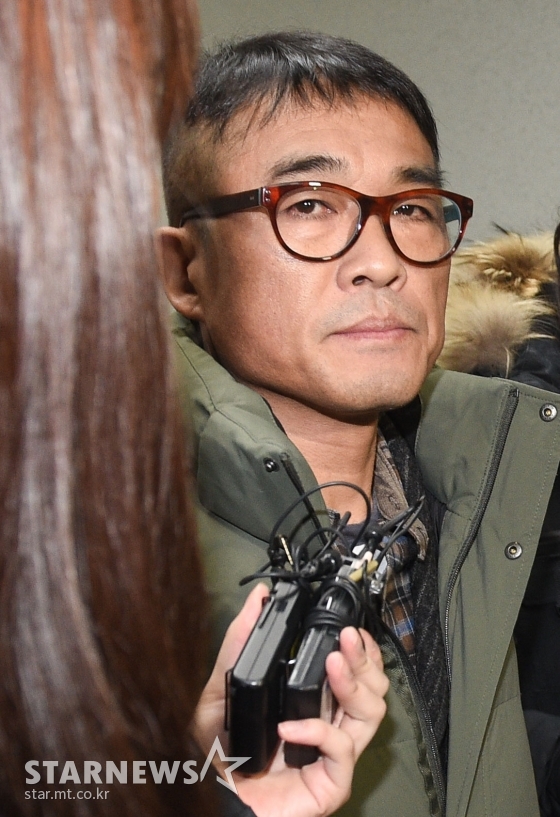 유흥업소 여종업원 성폭행 혐의를 받고 있는 가수 김건모가 지난 1월 15일 오전 서울 강남경찰서에 피고소인 조사를 받기 위해 출석하고 있다. /사진=강민석 인턴기자