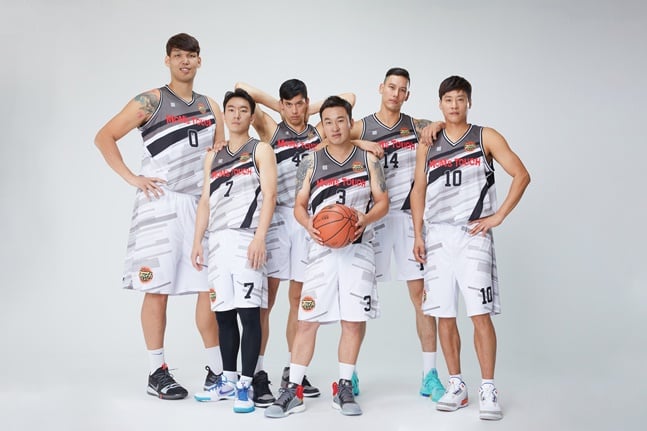 맘스터치 새싹밟기 프로젝트팀. 왼쪽부터 하승진, 박민수, 이동준, 김승현, 이승준, 우지원. /사진=H ENT